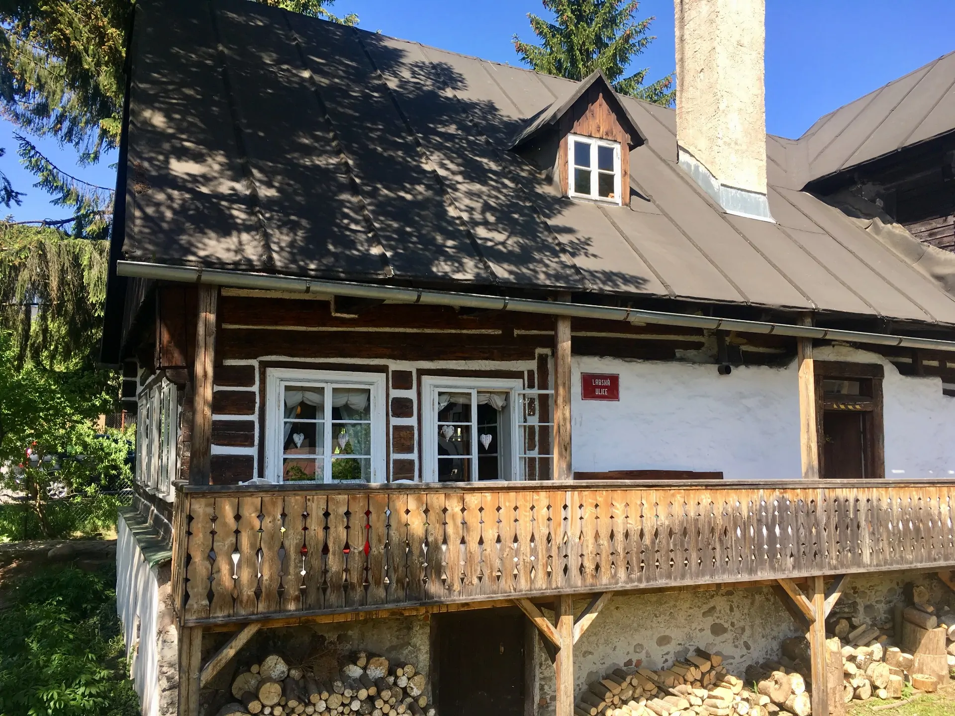 Featured image for “Kavárna 7 štítů ☕🥞”