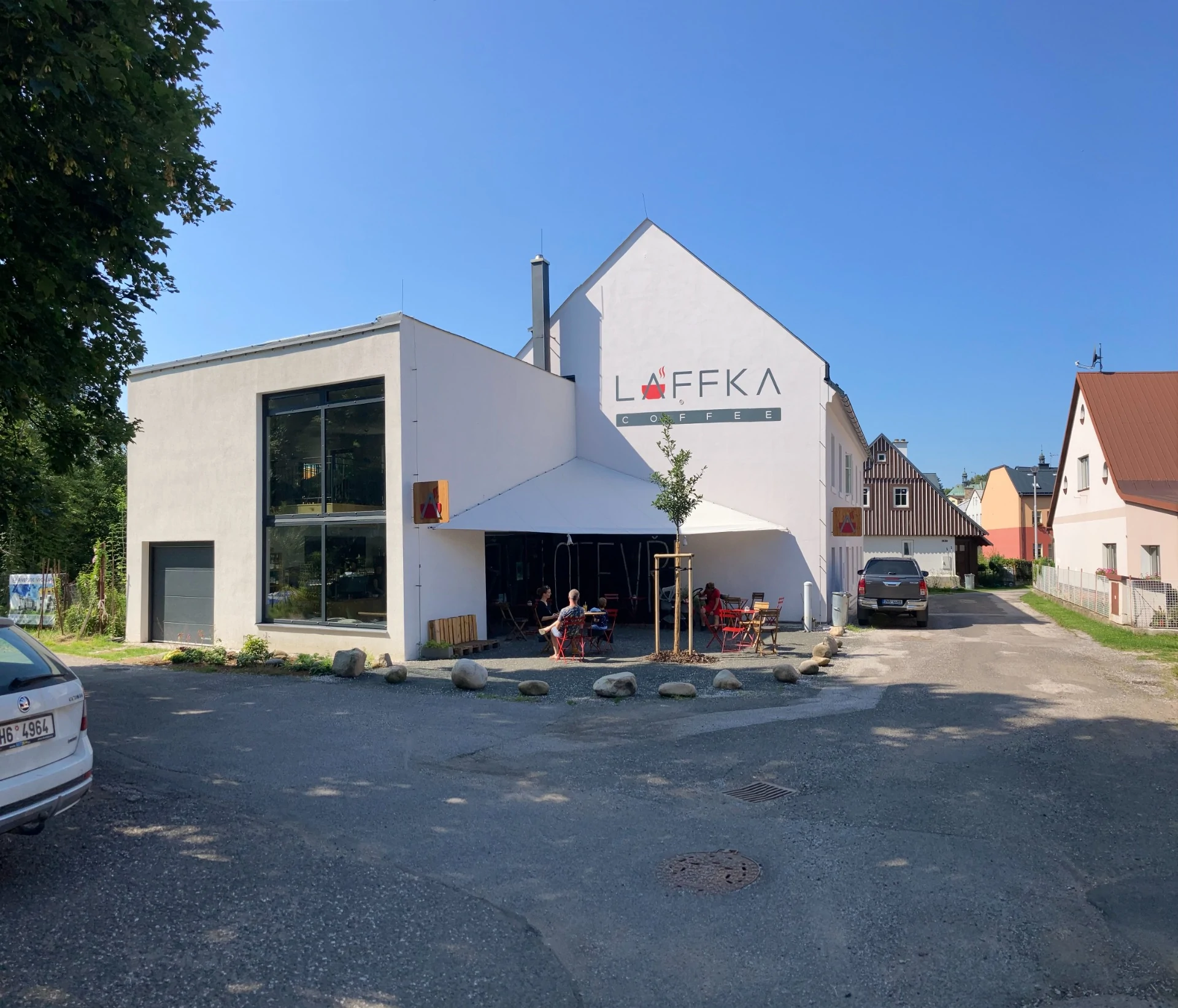 Featured image for “Coffee Láffka – Vrchlabí ☕🍰”