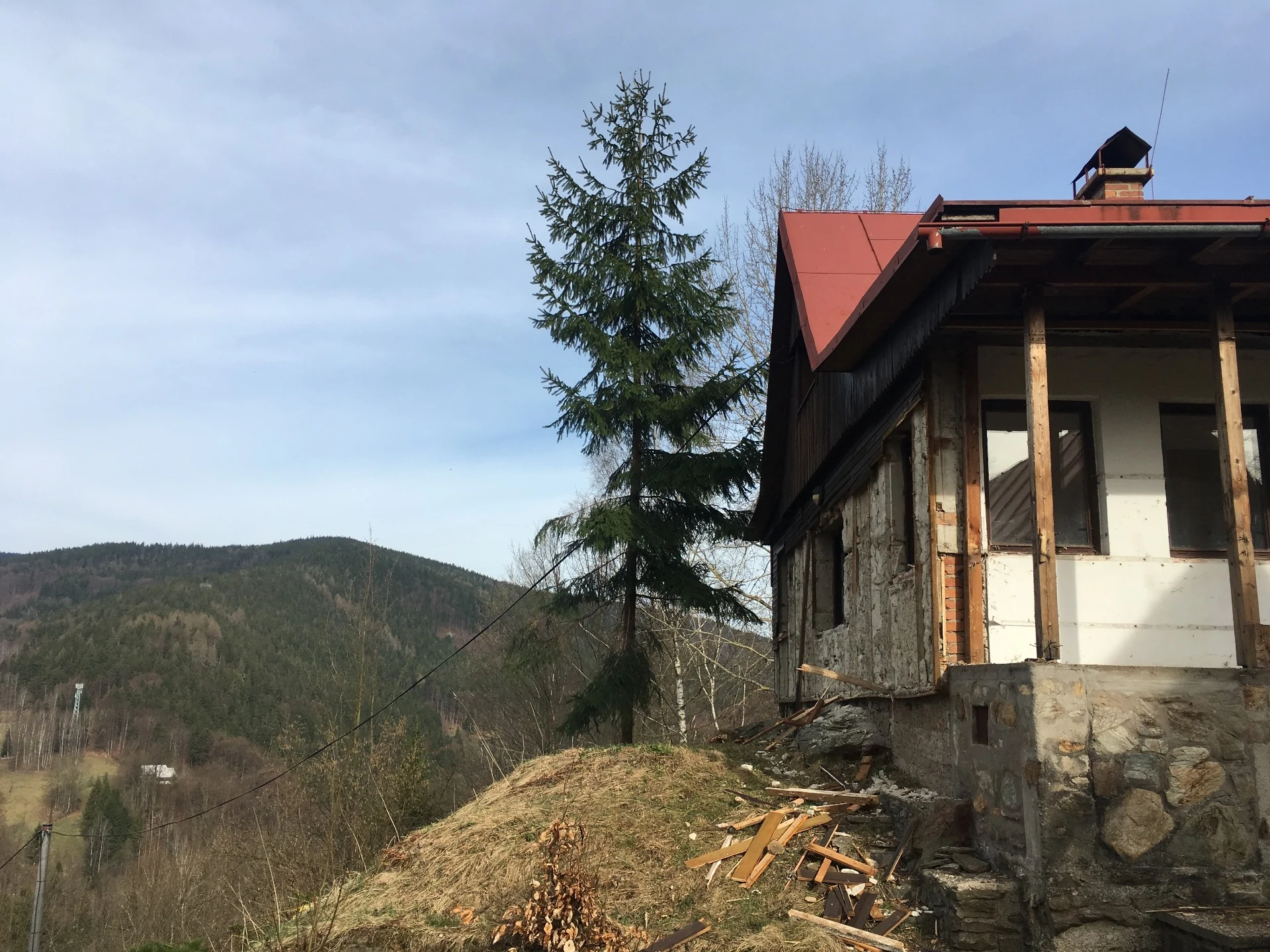 Featured image for “Dřevo, zase to dřevo a domeček je stále menší”