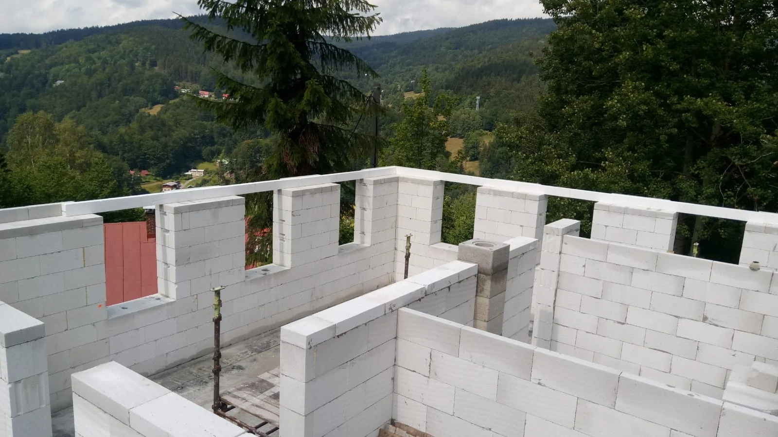 Featured image for “Hrubá stavba letí vzhůru”